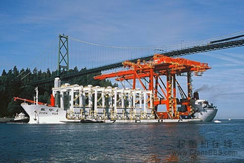 “振華4”貨輪在運(yùn)送集裝箱起重機(jī)